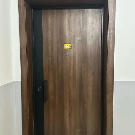 John Apartmán